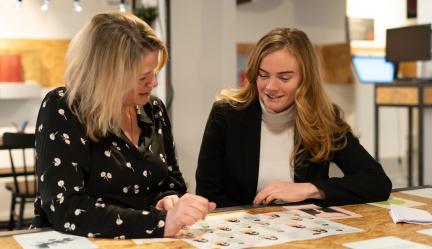 Fleur en Heleen in gesprek met elkaar over een van de programma