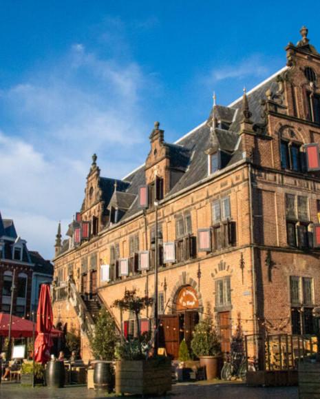 Vooraanzicht van het gebouw op de grote markt in Nijmegen.
