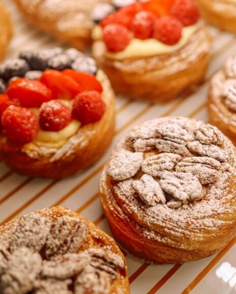 Een taartje van bladerdeeg met pecannoten en een taartje roodfruit met room.