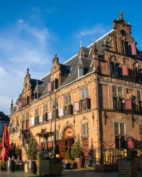 Vooraanzicht van het gebouw op de grote markt in Nijmegen.