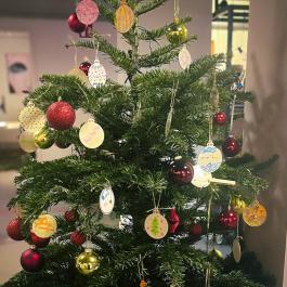Kerstboom met zelf versierde kerstballen