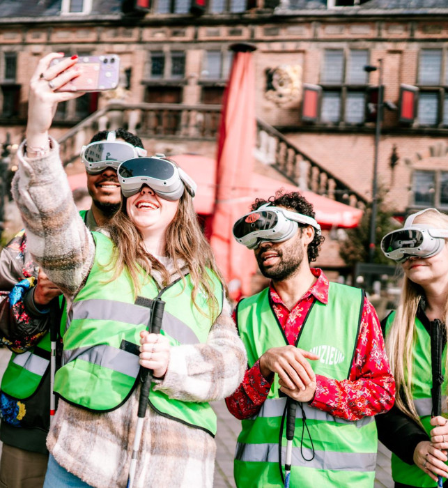 Bezoekers maken een selfie tijdens Expeditie ribblelroute op de Grote Markt in Nijmegen.